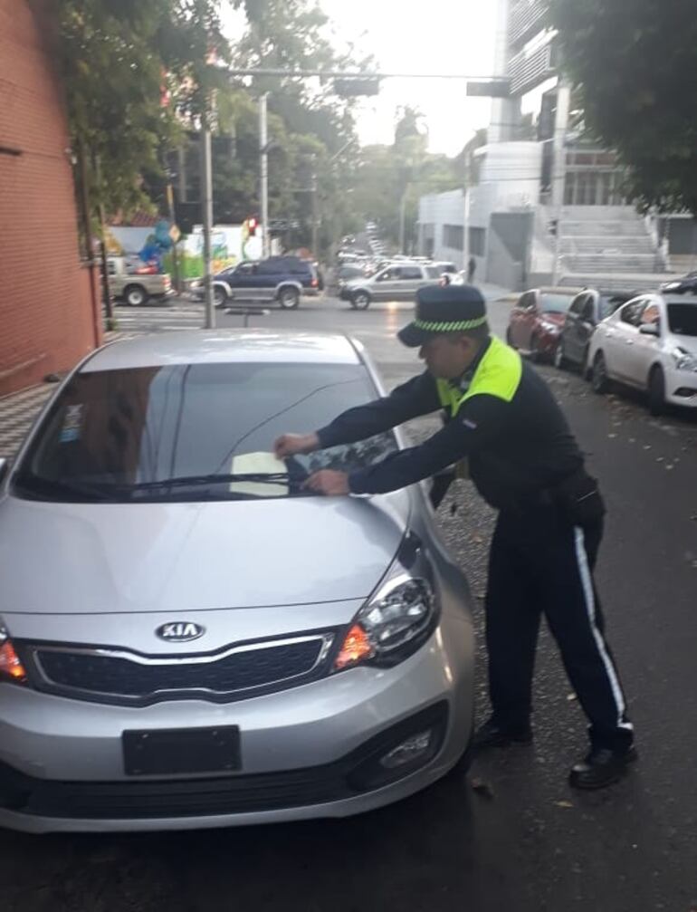 Un agente de tránsito multa a un vehículo que ni siquiera tiene chapa sobre Legión Civil Extranjera, al costado del Colegio Santa Clara.