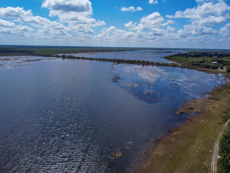 Vista aérea de la Laguna Norte y la calzada en el Santuario de Vida Silvestre Crooked Tree en Belice.