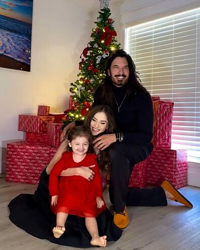 Mario Cimarro, Broni Gregus y la pequeña Brianna aguardan felices la Navidad en Malibú.