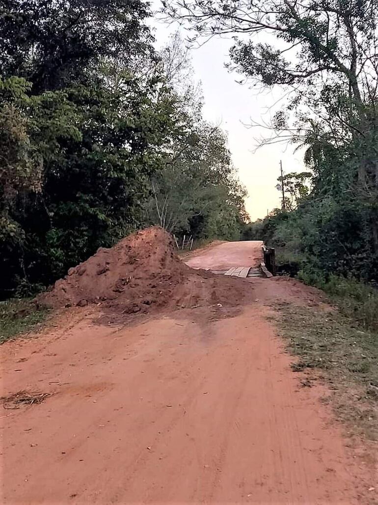 Para evitar alguna desgracia, el intendente local Néstor Casimiro González (PLRA), decidió colocar montículo de arena en la cabecera del puente.