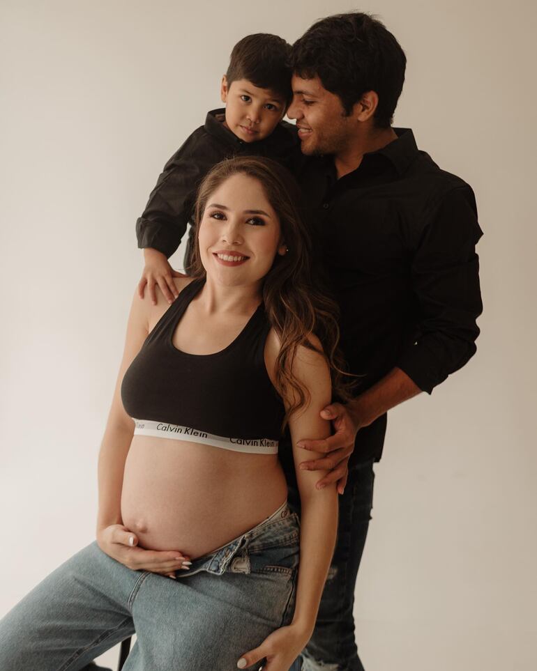 El futbolista Robert Rojas, su esposa Karen Bernal e Ian esperaban con ansias a Bastian. Hoy, ya lo tienen en sus brazos. (Instagram/Karen Bernal)