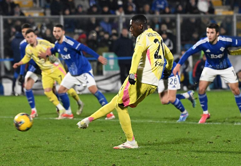 Como (Italy), 07/02/2025.- Juventuss forward Randal Kolo Muani scores a penalty during the Italian Seria A soccer match between Como and Juventus at the Giuseppe Sinigaglia Stadium in Como, Italy, 07 February 2025.  (Italia) EFE/EPA/Daniel Dal Zennaro
