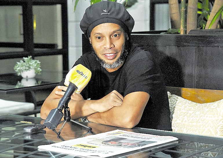 Ronaldinho habló con ABC el pasado 26 de abril en el hotel Palma róga, donde está bajo arresto domiciliario. Había expresado su deseo de que todo acabe pronto.