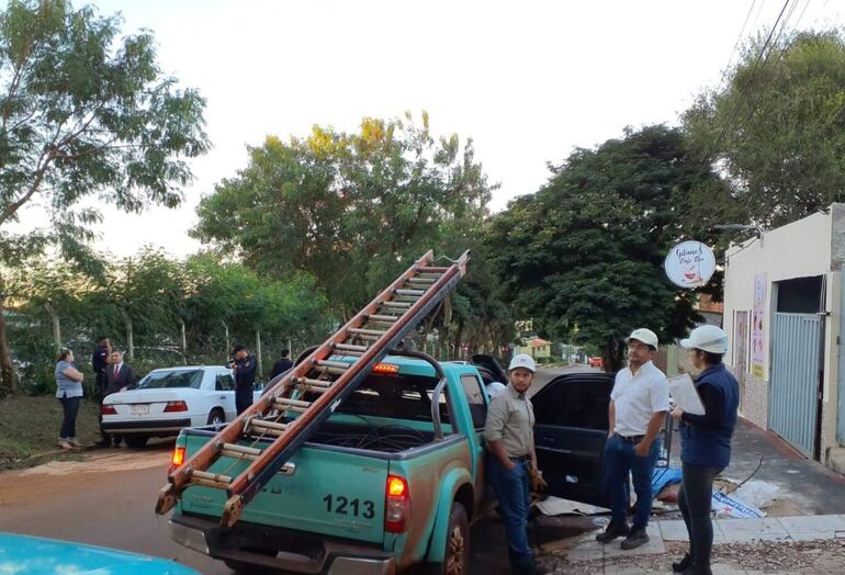 Funcionarios de la ANDE intervinieron la vivienda en Presidente Franco ante el hallazgo de conexión irregular.