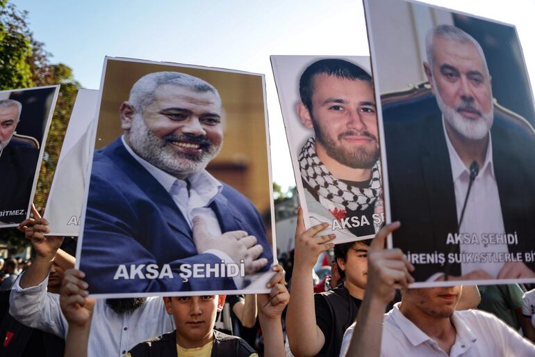 Movimiento pro-palestino en Estambul protesta por la muerte del líder de Hamás, Ismail Haniyeh, en las cercanías de la plaza Hagia Sophia.