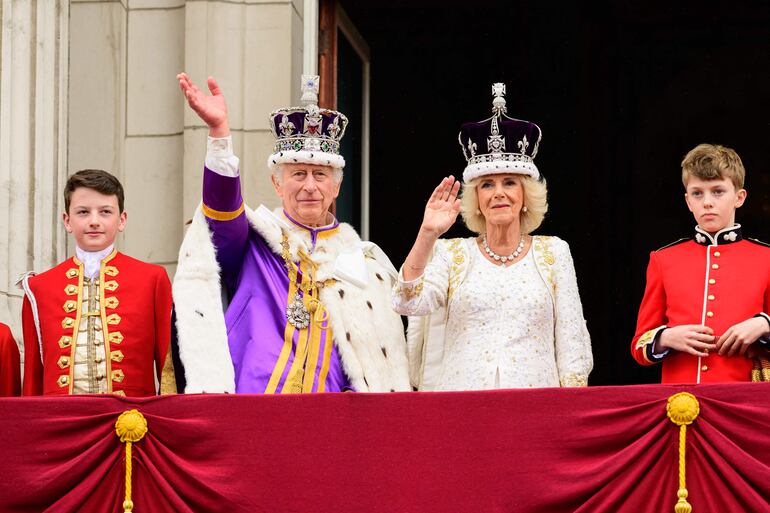 Carlos III, junto a su esposa Camila, en el balcón del Palacio de Buckingham. (Leon Neal / POOL / AFP)