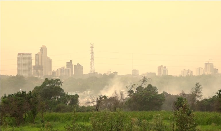 Humareda de gran intensidad seguía vigente en horas de la mañana en la Costanera Norte de Asunción.