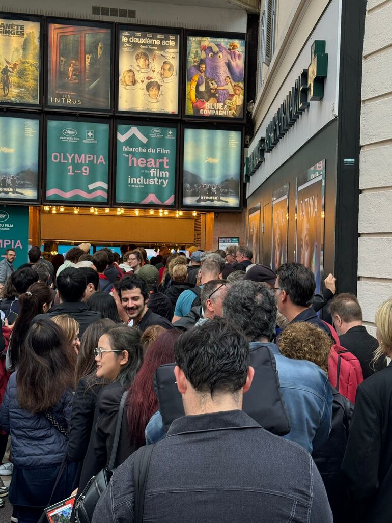 El público formando fila para ver la película en el Marche du Film de Cannes.