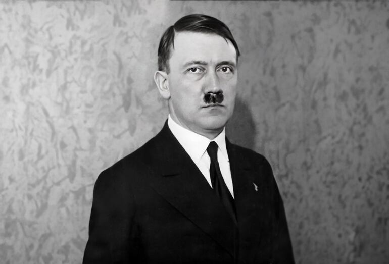 El dictador alemán Adolfo Hitler, según la historia oficial, murió el 30 de abril de 1945 en el búnker de la cancillería en Berlín, Alemania.