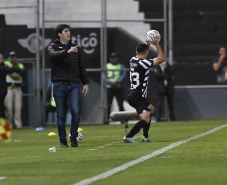 José Arrúa, entrenador de Trinidense brinda indicaciones a sus jugadores durante el desarrollo del juego.