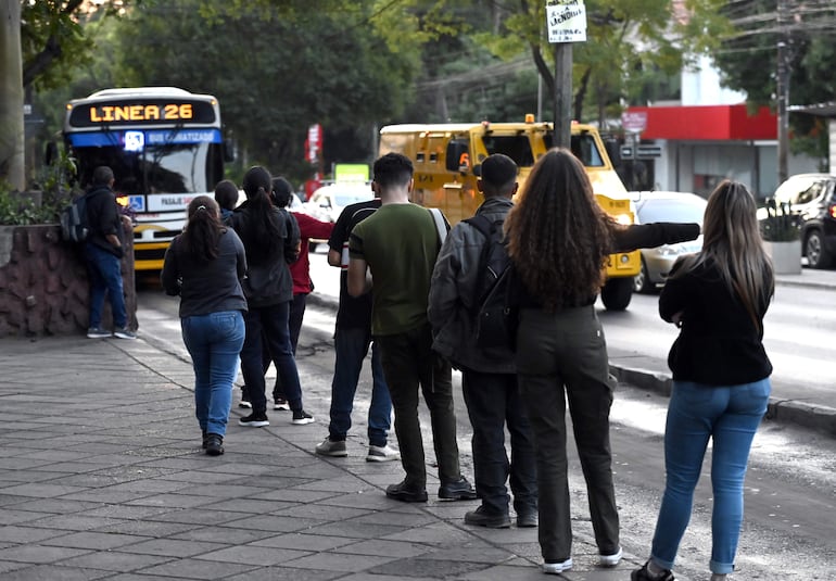 Así como los buses hacen esperar a los pasajeros, el gobierno demora en socializar su proyecto de reforma del transporte público. Este martes, al parecer, finalmente será socializado el documento.