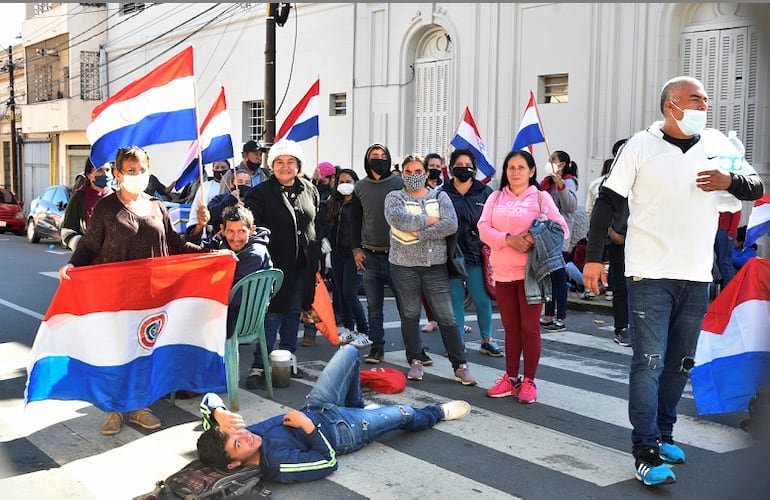 Integrantes de organizaciones sociales de diferentes puntos de Central se manifiestan frente a la sede del MUVH.