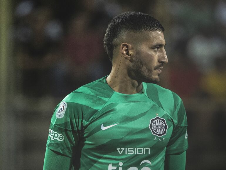 El uruguayo Gastón Olveira, arquero de Olimpia, en la previa de un partido frente a Tacuary por el torneo Apertura 2024 del fútbol paraguayo en el estadio Villa Alegre, en Encarnación.