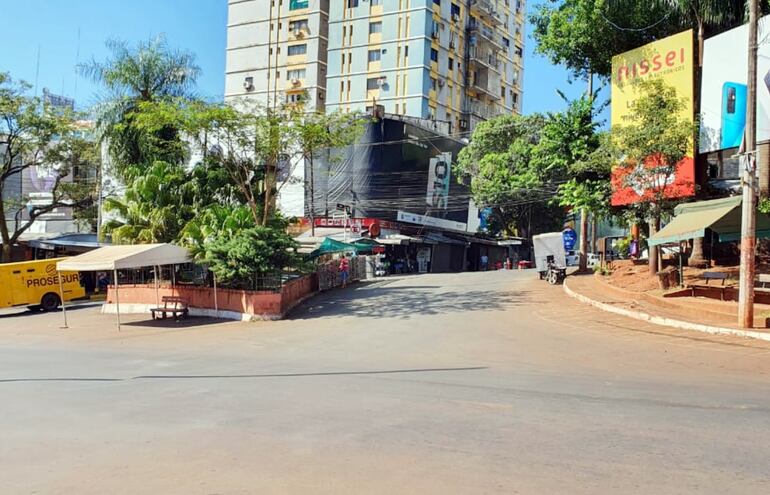 Vista de una zona comercial de CDE, ayer durante el Viernes Santo.