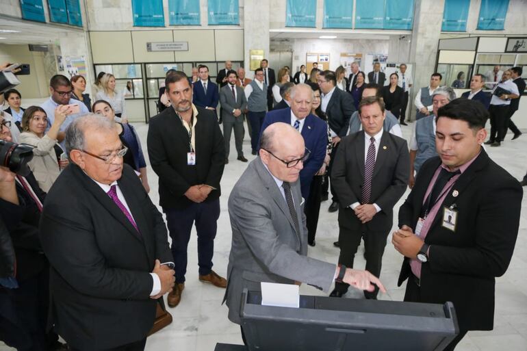 Los doctores César Diesel (CSJ) y Jorge Bogarín González (TSJE), en el lanzamiento del Plan de divulgación del voto electrónico, con motivo de las próximas elecciones de abogados para miembros del Consejo de la Magistratura.