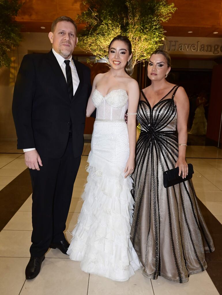 Eddie Jara, Cecilia Jara y Karina Otazú.