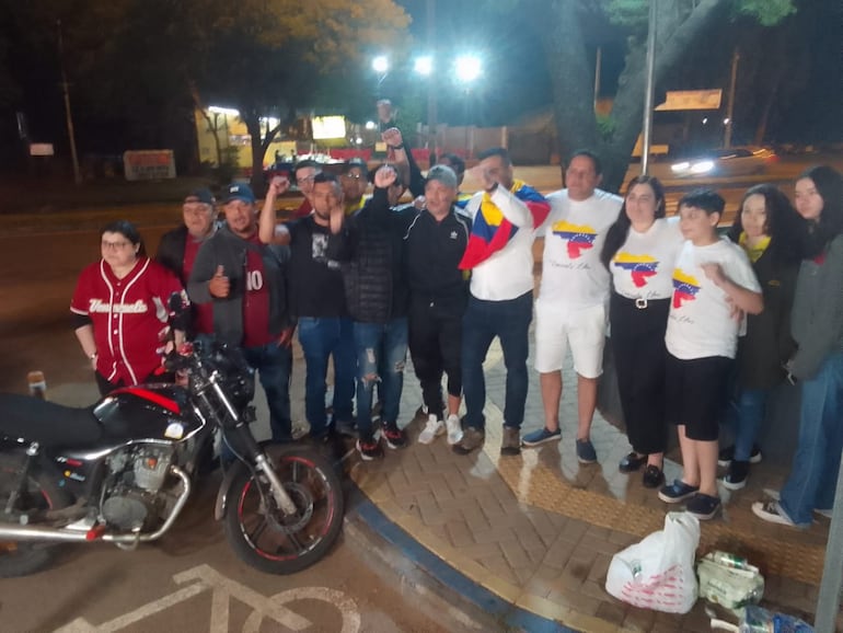 Venezolanos residentes en Paraguay montaron una vigilia aguardando los resultados de las elecciones de su país.