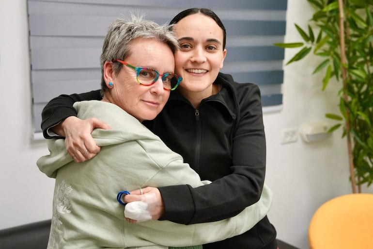 Esta fotografía difundida por el ejército israelí muestra a la ex rehén israelí Emily Damari con su madre Amanda en un lugar no revelado de Israel el 19 de enero de 2025, tras la aplicación de un acuerdo de alto el fuego y de intercambio de prisioneros por rehenes en la guerra entre Israel y Hamás.