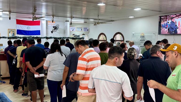 Las filas de contribuyentes se registró este viernes en la Municipalidad de Ciudad del Este.