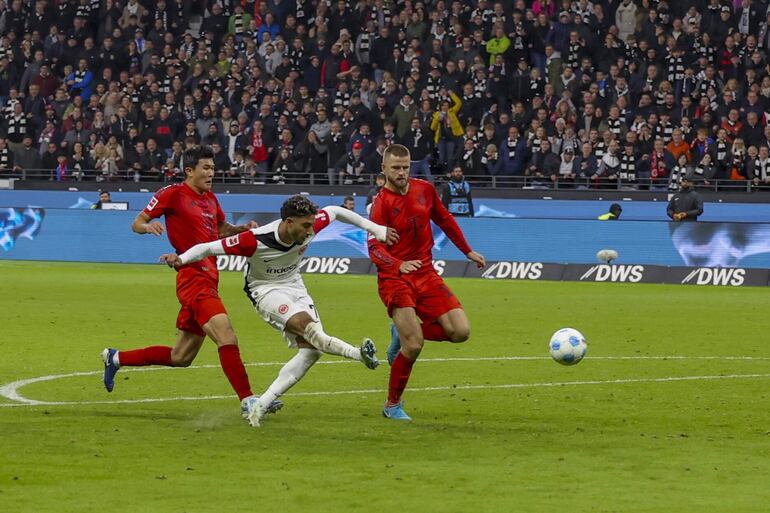 Frankfurt (Germany), 06/10/2024.- Omar Marmoush of Frankfurt (C) scores the 3-3 during the German Bundesliga soccer match between Eintracht Frankfurt and FC Bayern Munich in Frankfurt, Germany, 06 October 2024. (Alemania) EFE/EPA/CHRISTOPHER NEUNDORF CONDITIONS - ATTENTION: The DFL regulations prohibit any use of photographs as image sequences and/or quasi-video.
