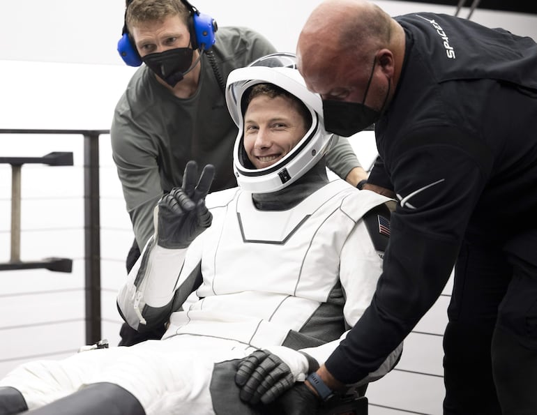 El astronauta de la NASA Warren 'Woody' Hoburg siendo ayudado a salir de la nave espacial SpaceX Dragon Endeavour a bordo de la nave de recuperación SpaceX.