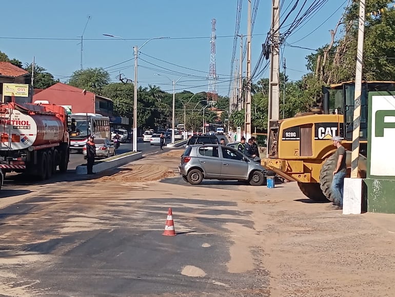 Derrame de combustible sobre la avenida principal de San Antonio ocasionó accidentes, pero afortunadamente solo con daños materiales.