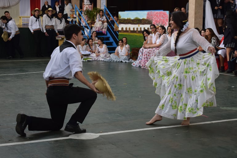 Estudiantes festejaron el Día del Folclore paraguayo en Luque.