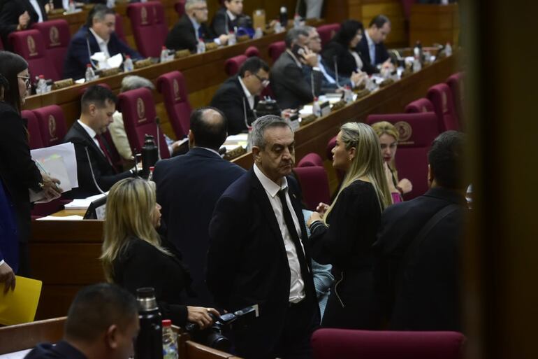 Yamil Esgaib, diputado cartista, en el centro de la imagen.