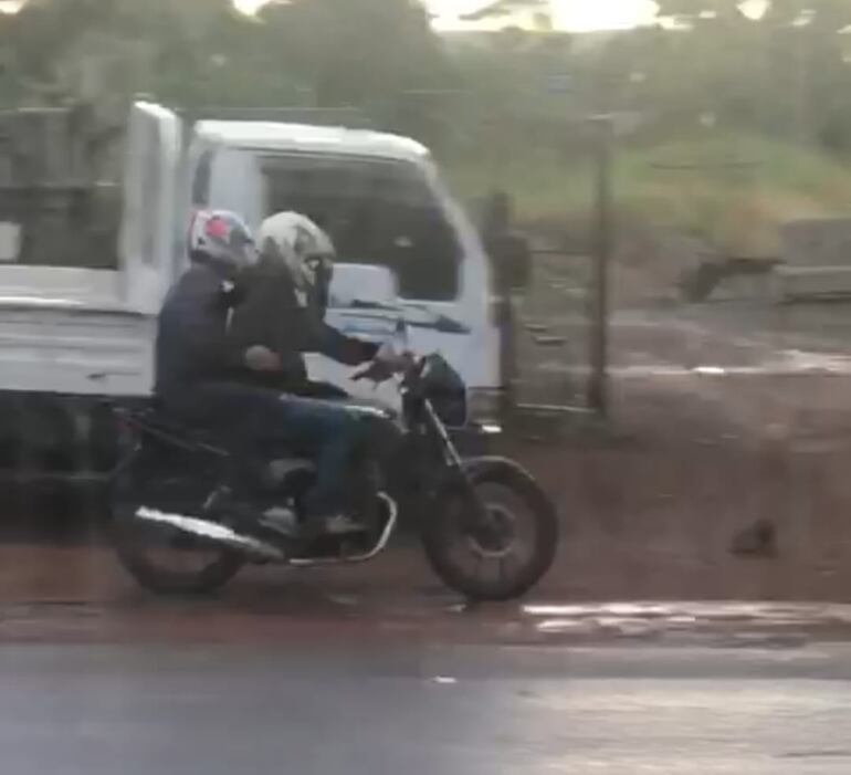 Los presuntos delincuentes fueron grabados al momento de su huida.