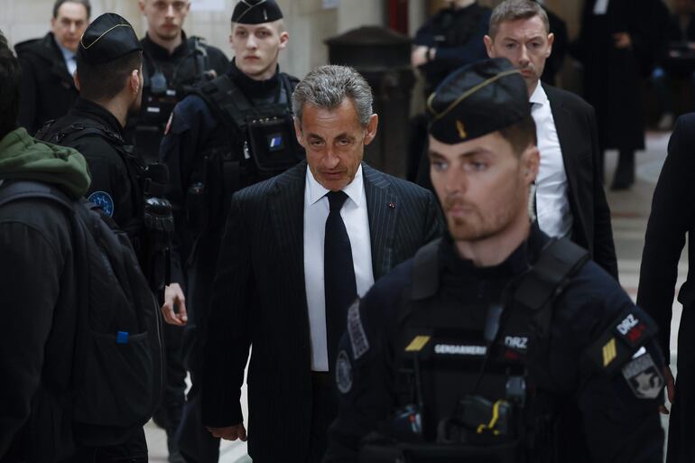 El expresidente de Francia, Nicolás Sarkozy (C) a su llegada a una corte francesa, en París.