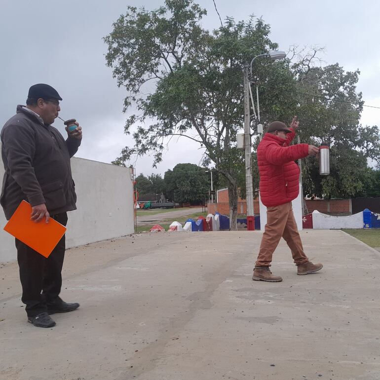 El intendente Hilario Adorno de campera roja en la plaza soldado ovelar, a escaso metros de la Municipalidad.