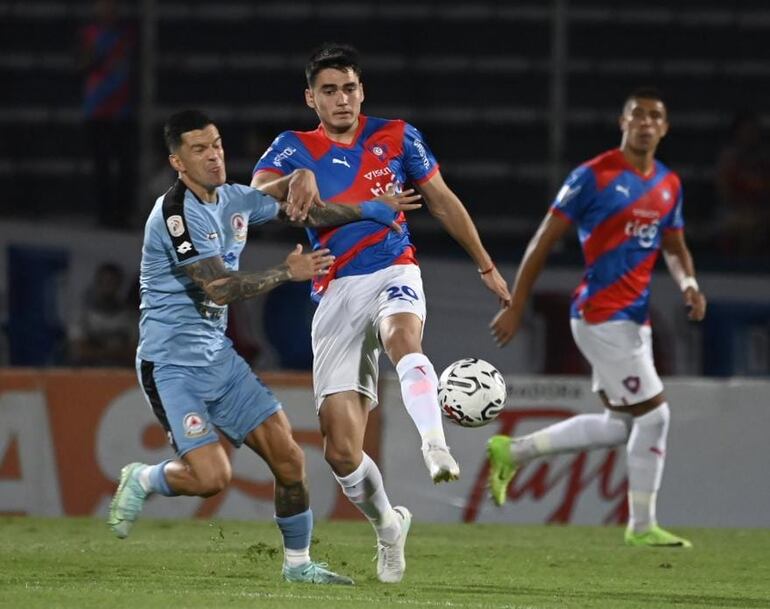 Wilder Viera (Cerro Porteño) pelea el balón con Aldo Quiñonez (Resistencia).