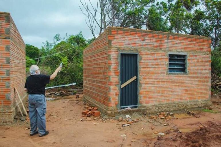 El párroco Antony Miró bendijo las viviendas entregadas a tres familias.