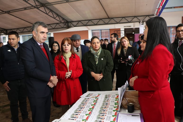 El ministro de Educación, Nicolás Zárate, y las viceministras Alcira Sosa y Zulma Morales, escuchan detalles de la "Guía de acompañamiento de riesgos socioemocionales en la adolescencia”.