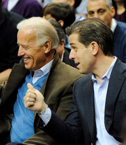 Fotografía de archivo del 30 de enero de 2010 que muestra al entonces vicepresidente de los Estados Unidos, Joe Biden (i), y a su hijo Hunter Biden (d) durante un partido de baloncesto.