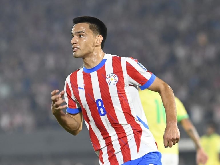 Diego Gómez, jugador de la selección de Paraguay, celebra un gol en el partido frente a Brasil por la octava fecha de las Eliminatorias Sudamericanas 2026 en el estadio Defensores del Chaco, en Asunción, Paraguay.