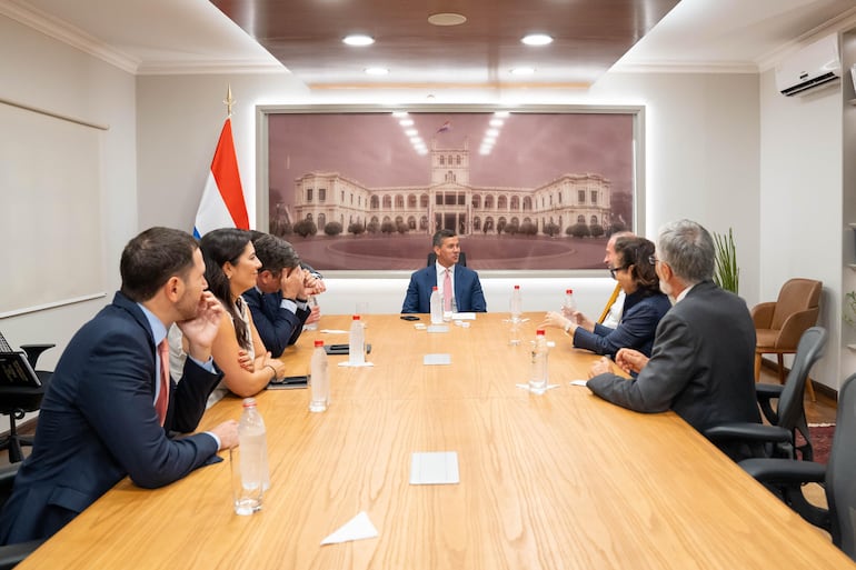 El mandatario Santiago Peña encabezó la reunión realizada el viernes 21 de febrero, con consejeros paraguayos de Itaipú y representares del Brasil, Alexandre Silveira, María Laura da Rocha y José Antonio Marcondes de Carvalho.