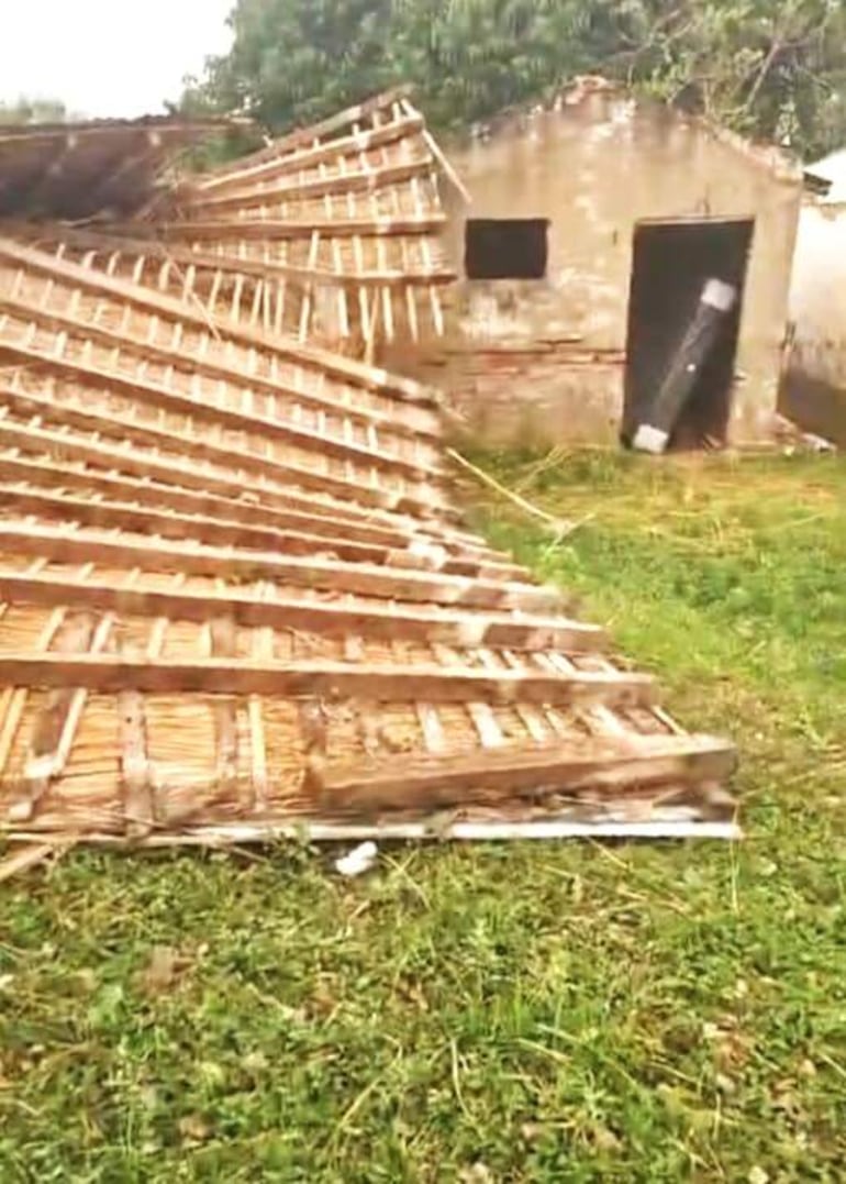 En San Roque González, el temporal de fuertes ráfagas de vientos dejó sin techo a María Rita Valdez (94).