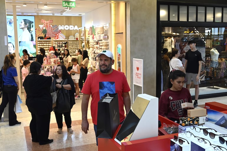 Una gran concurrencia de consumidores y usuarios se apreció este fin de semana en diversos centros comerciales y mercados. Fernando Romero.