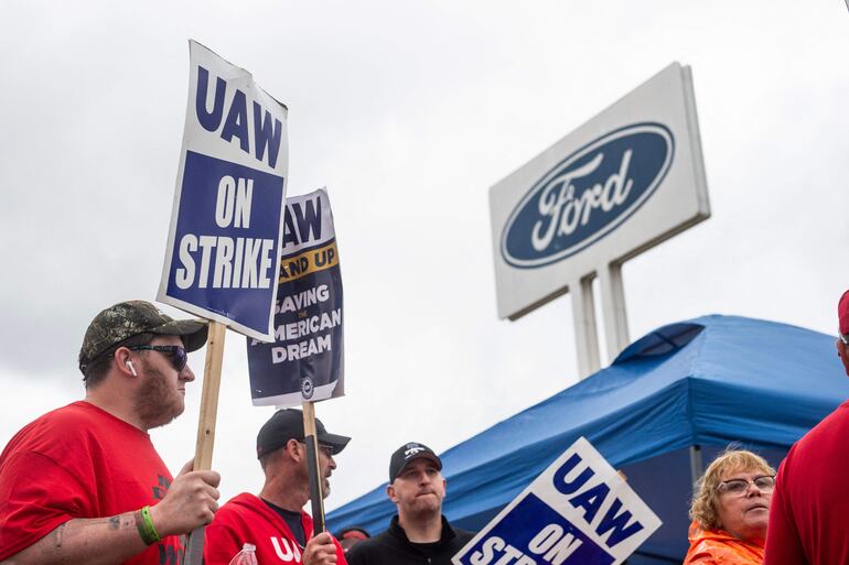 Trabajadores de Ford realizan una manifestación frete a una de las plantas.