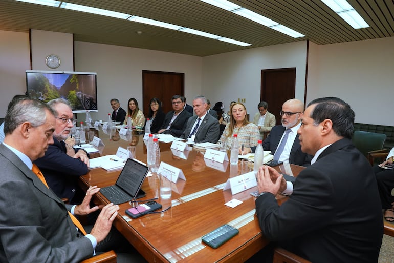 ANDE recibió a representantes de importantes bancos multilaterales para avanzar en el fortalecimiento del sistema eléctrico nacional.