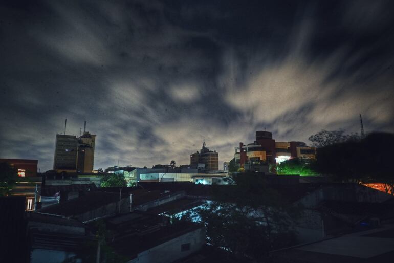 Cielo nublado sobre el centro de Asunción.