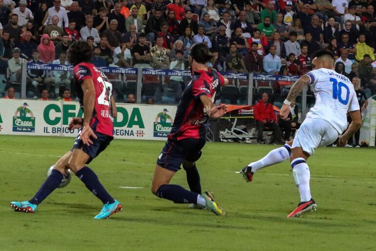 Lautaro Martínez anota el segundo gol para Inter ante Cagliari.