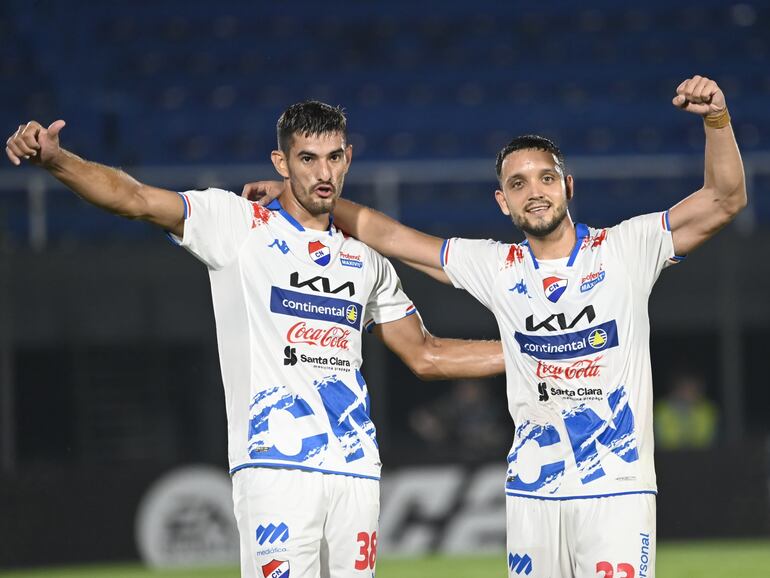 Rodrigo Arévalo (i) y Diego Duarte, futbolistas de Nacional, celebran un gol en el partido frente al Aucas por la Fase 1 de la Copa Libertadores 2024 en el estadio Defensores del Chaco, en Asunción, Paraguay.