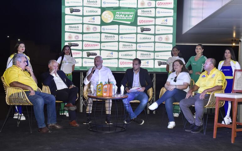 Directivos del Touring Club, de la firma Nextar (Petrobras) y del CPV asistieron al lanzamiento de los Campeonato Nacional de Rally y Super Prime, en la noche de este miércoles.