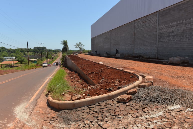 La vereda quedó reducida con la construcción del muro en el km 12 Acaray de Ciudad del Este.