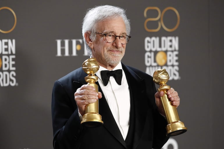 El director estadounidense Steven Spielberg posa con sus Globos de Oro tras la ceremonia realizada en enero pasado. Los premios fueron entregados durante 80 años por la Asociación de la Prensa Extranjera de Hollywood (HFPA).