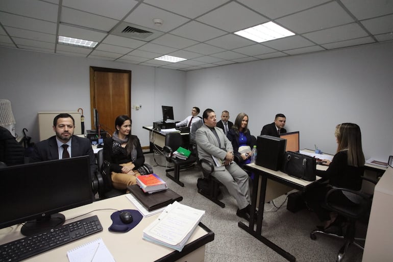 Los fiscales Francisco Cabrera y Verónica Valdéz, en el lado izquierdo, y por la derecha, los acusados Alba Lidia Ale de Belotto, su marido el coronel Luis Belotto y en el fondo, el abogado Miguel Mendieta, presentes en la audiencia preliminar.