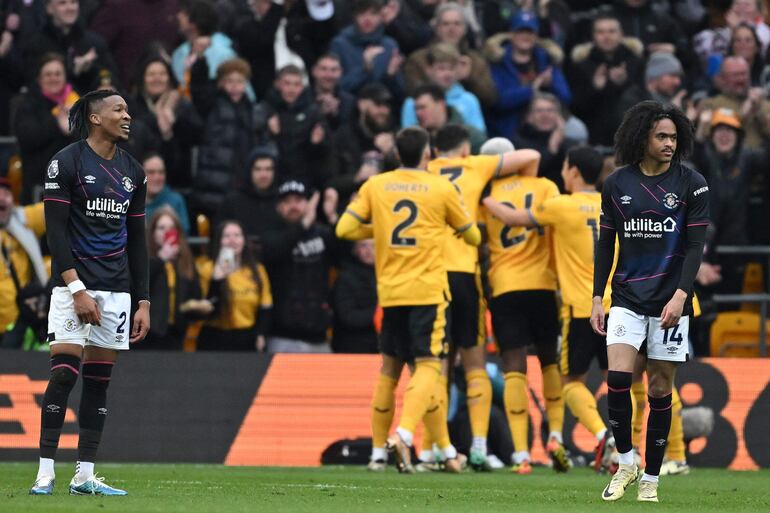 Los jugadores del Luton Town se lamentan un gol en el partido frente al Wolverhampton por la jornada 35 de la Premier League en el estadio Molineaux, en Wolverhampton, Inglaterra.