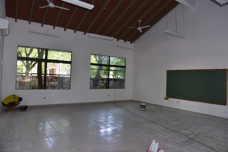 Terminaron de construir aulas, pero esperan sillas de Nenecho en colegio de Asunción